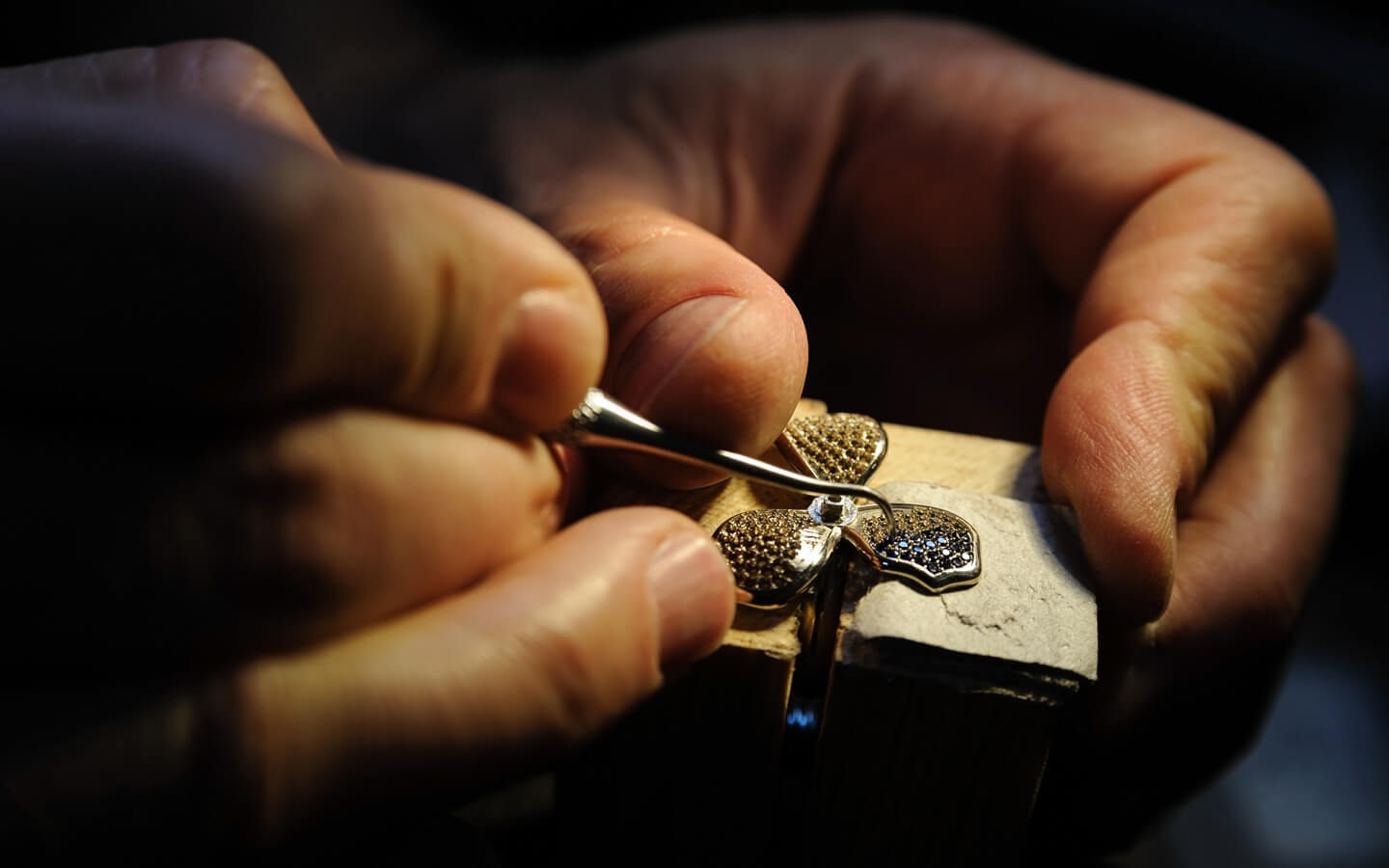 02-Silversmith-craftsman-jewellery-1440×900