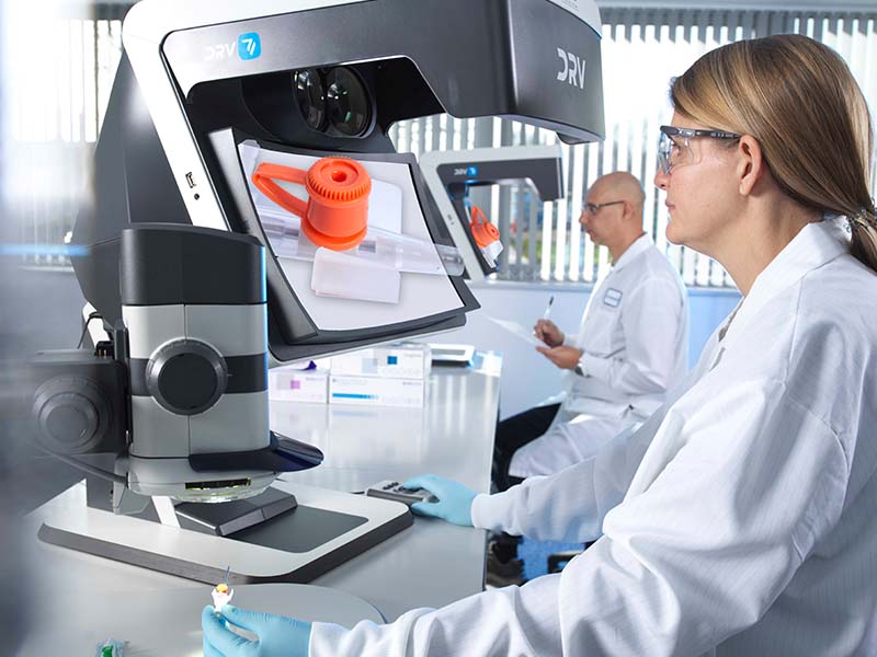 DRV Stereo CAM Supervisor view 800x600px copy man and woman operator inspecting parts in 3D with DRV Stereo CAM