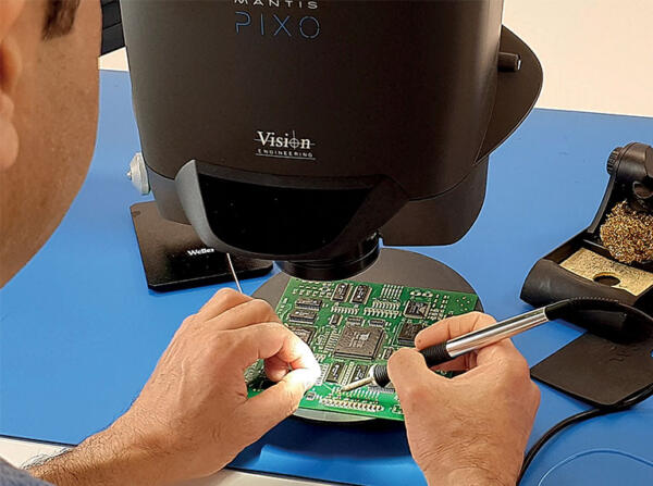 Soldering PCB with Mantis PIXO stereo microscope