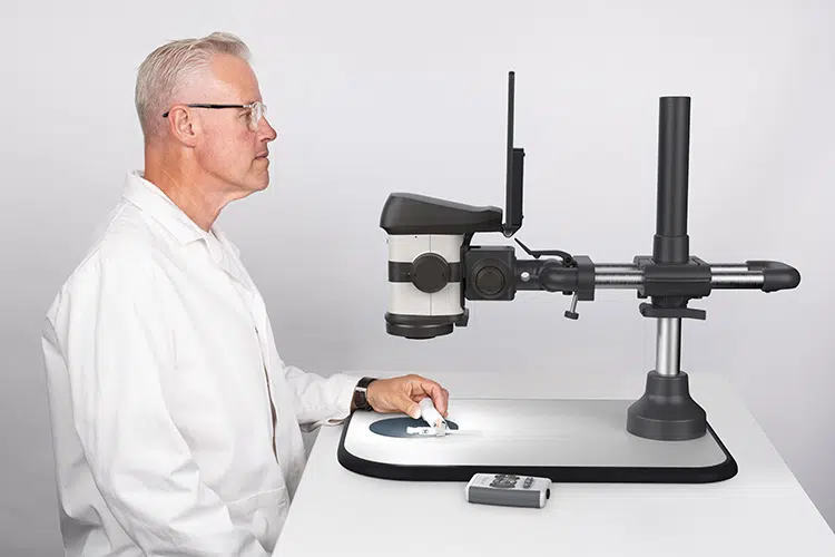 VISO_ergonomics_medical_glasses-750×500 ProteQ VISOデジタル実体顕微鏡で医療機器を観察する男性