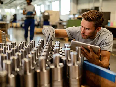 iStock-1152648684-goodsin-400×300 生産ラインで金属加工品を検査する男性