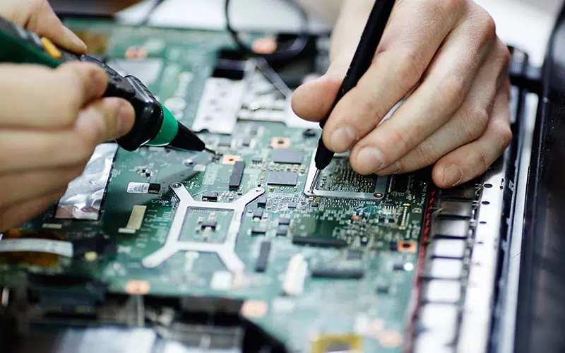 AURA-solder-PCB-AdobeStock_136939755-800×500 プリント基板(PCB)にはんだごてを使用している人の手のクローズアップ