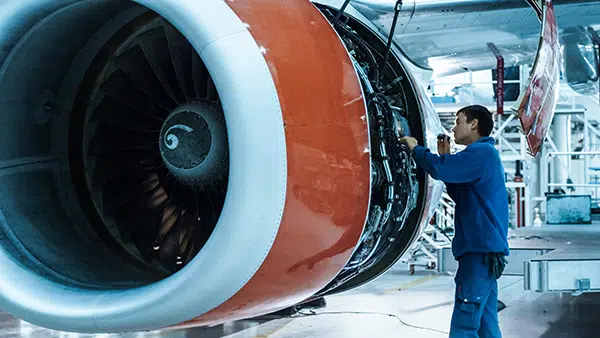 jet-engine-iStock-1022905038-600×338 ジェットエンジンを点検する男性