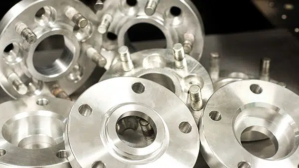 metal-components-iStock-864972632-600×338 金属部品の配置
