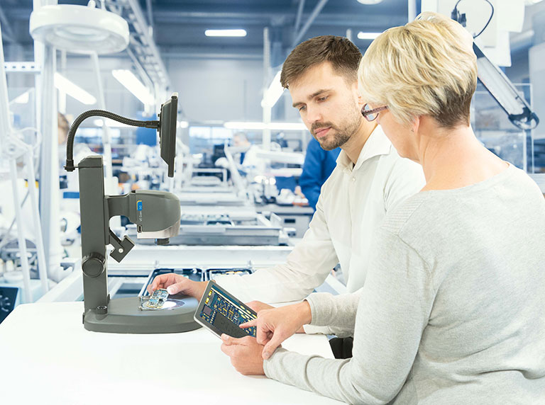 VE-Cam-wi-fi-screen-sharing- VE Cam digital microscope with operator sharing image with colleague using tablet